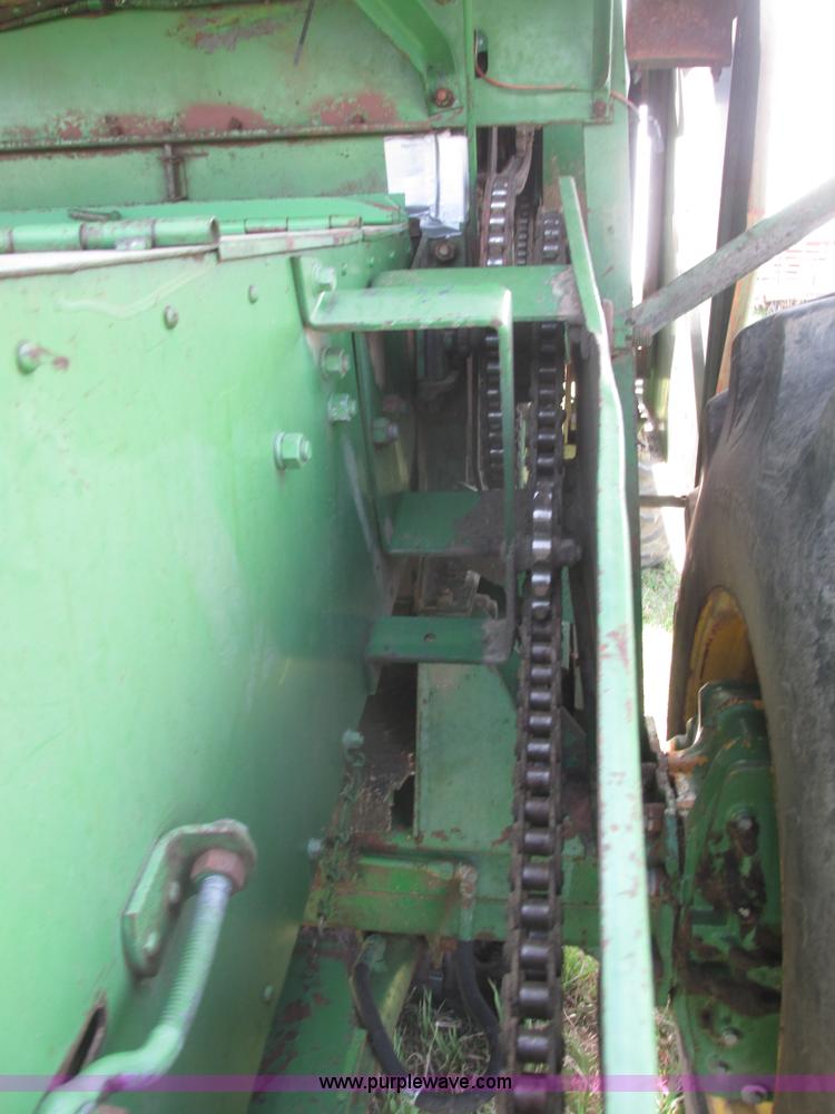 image for item I9674 John Deere 105 combine