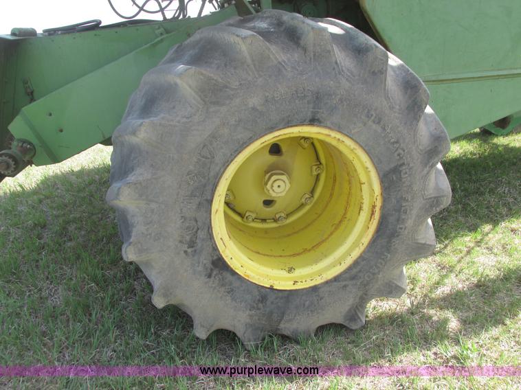 image for item I9674 John Deere 105 combine