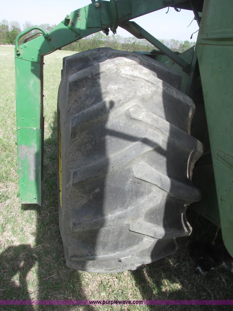 image for item I9674 John Deere 105 combine