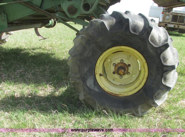 image for item I9674 John Deere 105 combine