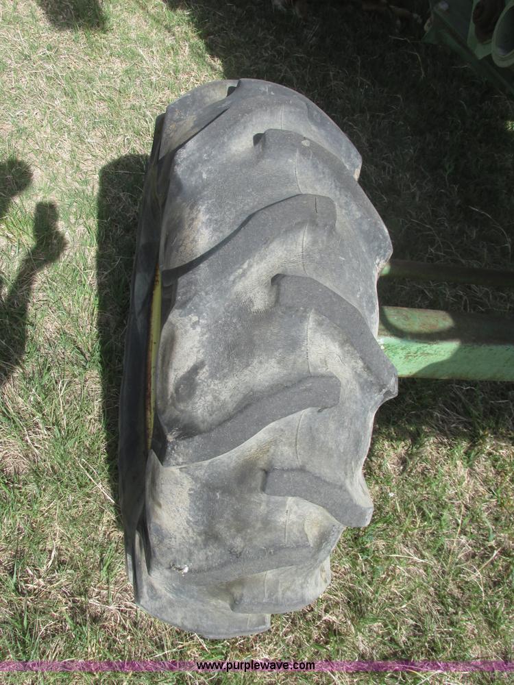 image for item I9674 John Deere 105 combine