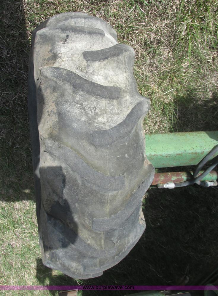 image for item I9674 John Deere 105 combine