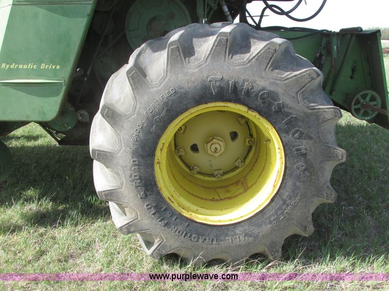 image for item I9674 John Deere 105 combine