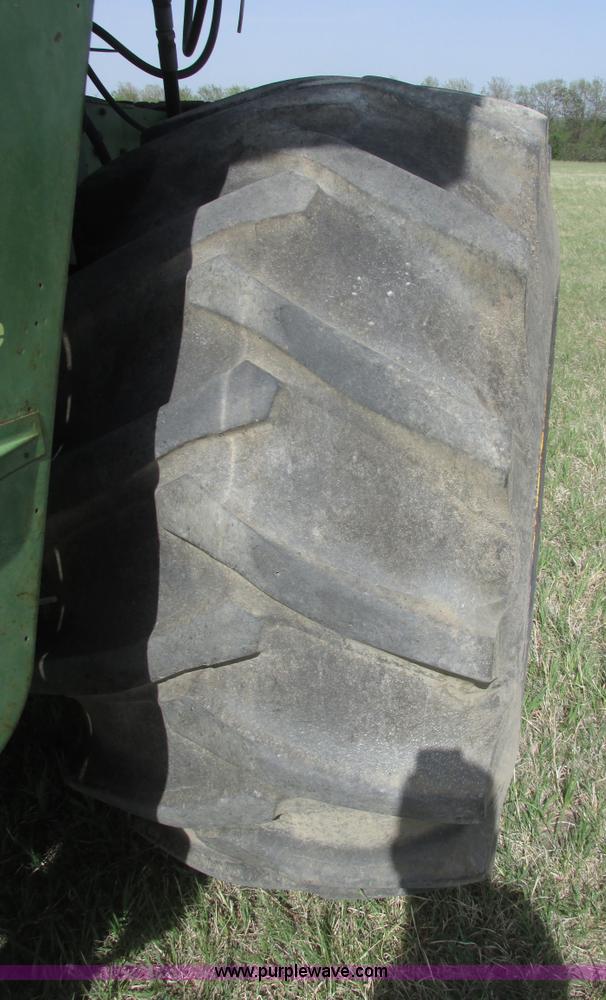 image for item I9674 John Deere 105 combine