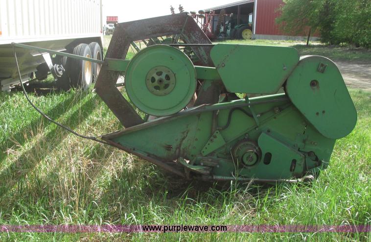 image for item I9674 John Deere 105 combine