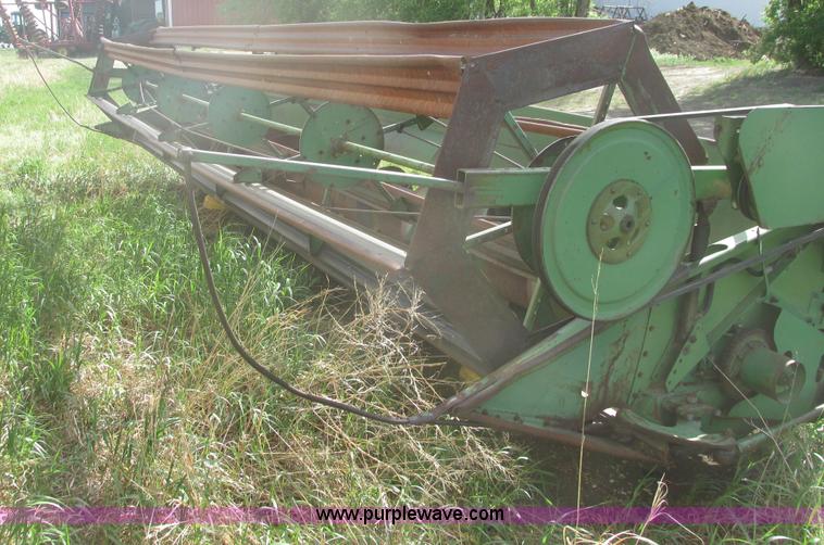 image for item I9674 John Deere 105 combine