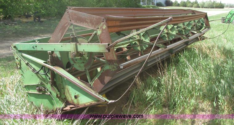 image for item I9674 John Deere 105 combine