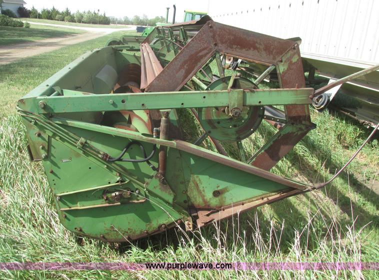 image for item I9674 John Deere 105 combine