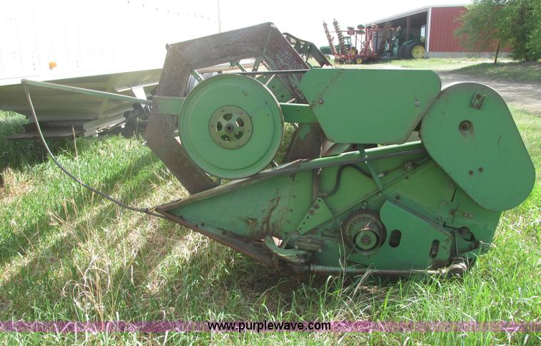 image for item I9674 John Deere 105 combine
