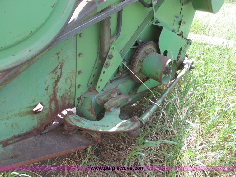 image for item I9674 John Deere 105 combine