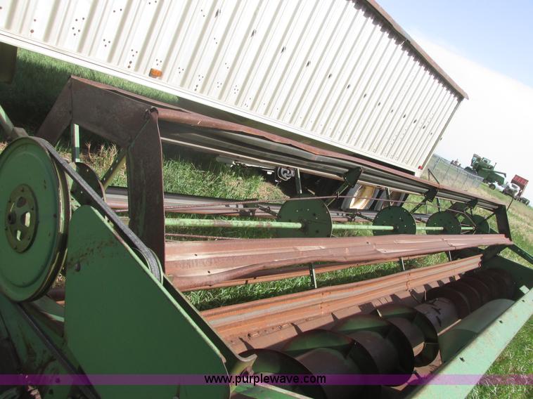 image for item I9674 John Deere 105 combine