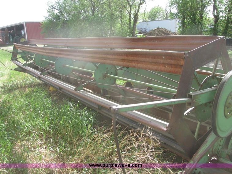 image for item I9674 John Deere 105 combine