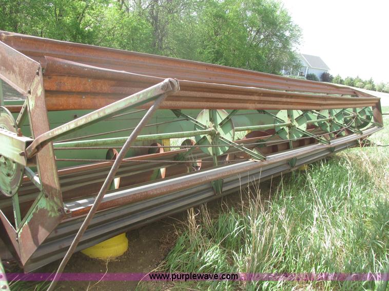 image for item I9674 John Deere 105 combine