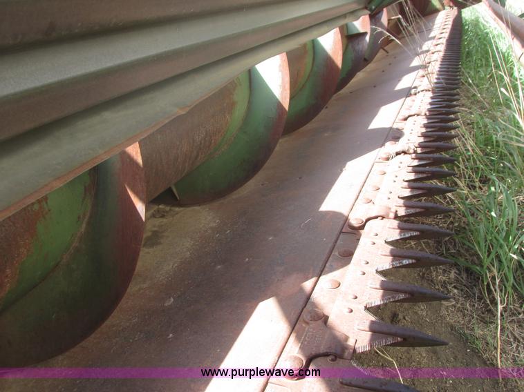 image for item I9674 John Deere 105 combine