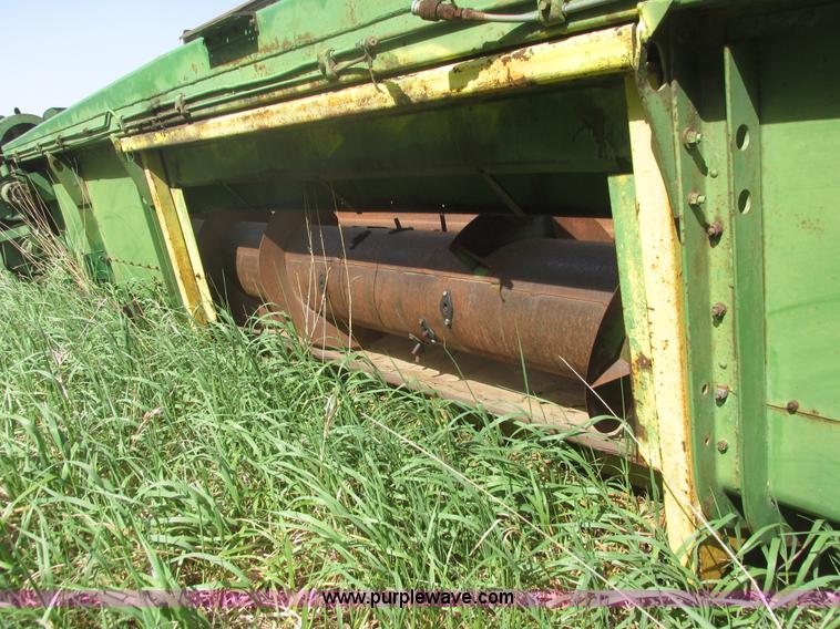 image for item I9674 John Deere 105 combine