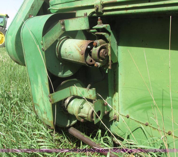 image for item I9674 John Deere 105 combine