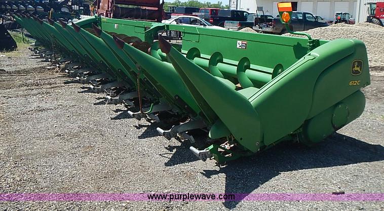 image for item J3232 2009 John Deere 612C corn head