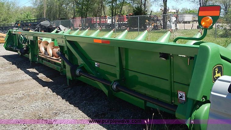 image for item J3232 2009 John Deere 612C corn head
