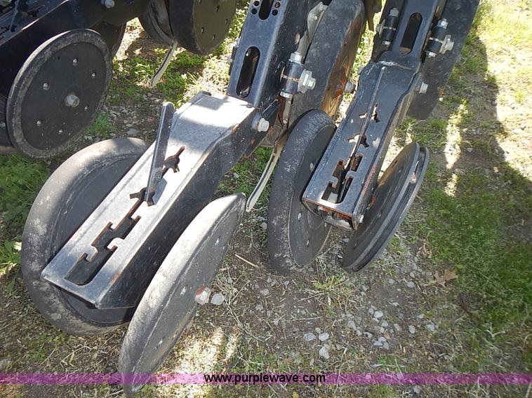 image for item J3248 2007 Great Plains YP1625-32TR twin row planter