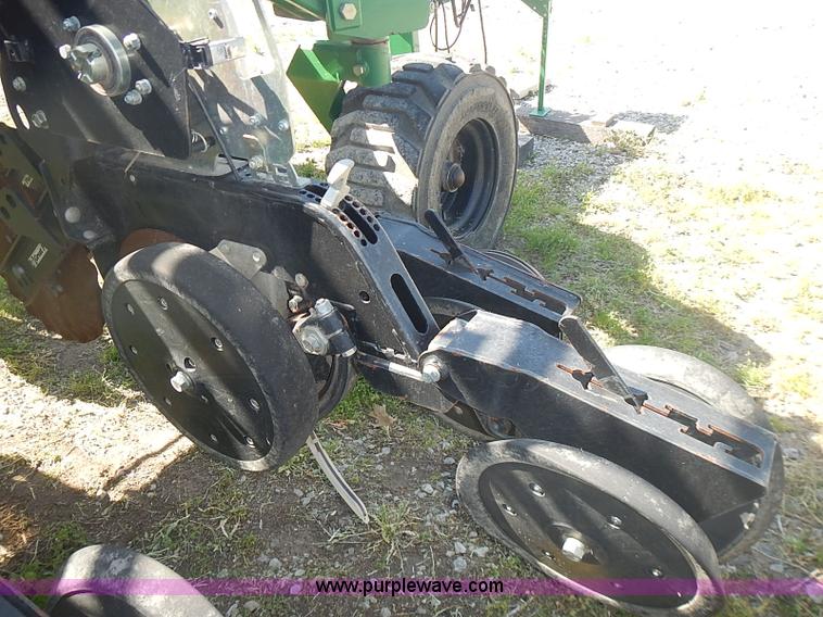 image for item J3248 2007 Great Plains YP1625-32TR twin row planter