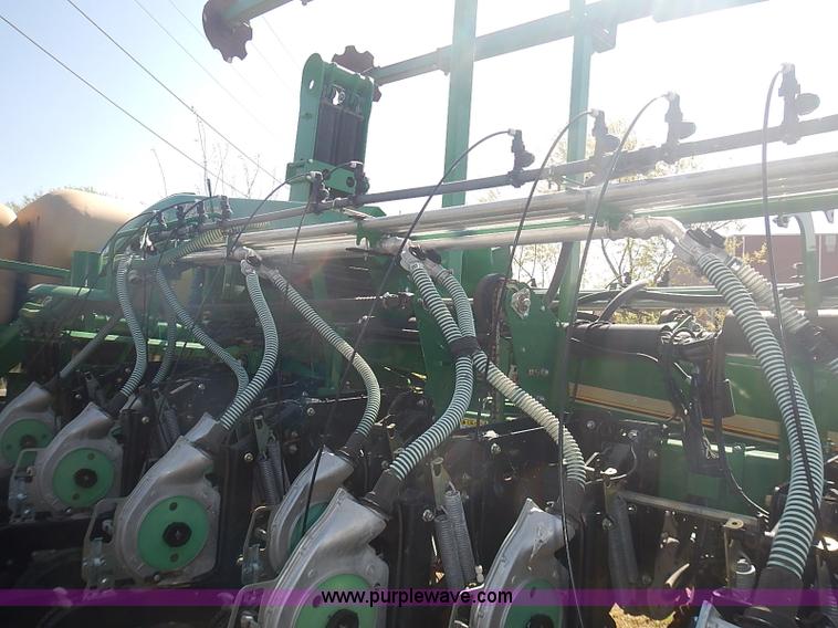 image for item J3248 2007 Great Plains YP1625-32TR twin row planter