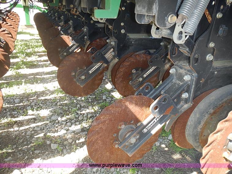 image for item J3248 2007 Great Plains YP1625-32TR twin row planter