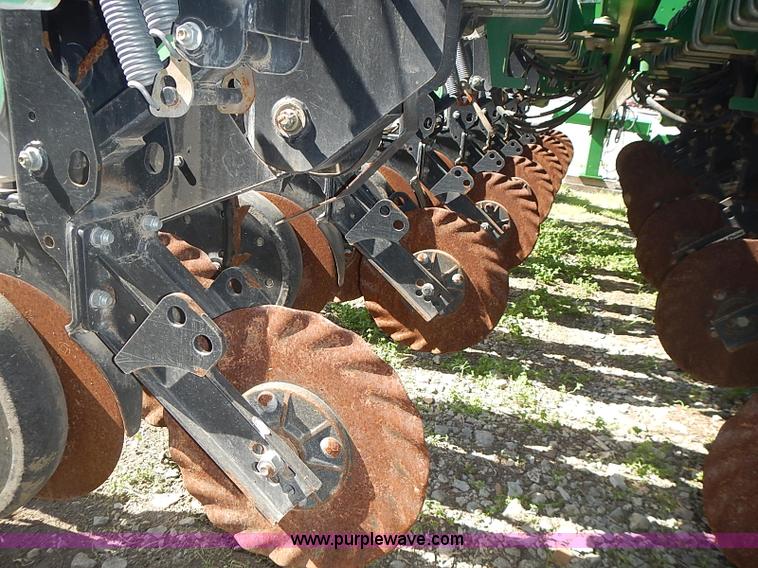 image for item J3248 2007 Great Plains YP1625-32TR twin row planter