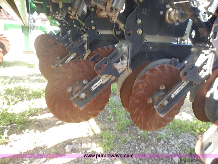 image for item J3248 2007 Great Plains YP1625-32TR twin row planter