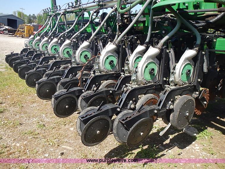 image for item J3248 2007 Great Plains YP1625-32TR twin row planter