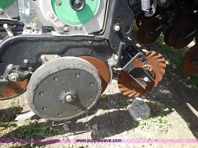 image for item J3248 2007 Great Plains YP1625-32TR twin row planter