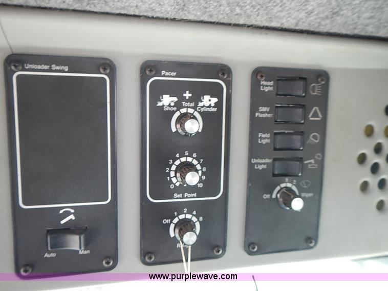 image for item J3249 1992 Gleaner R72 combine