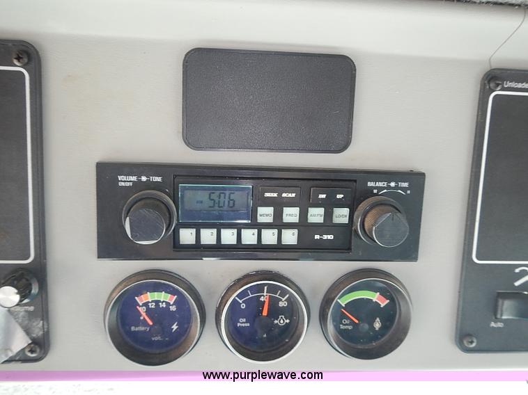 image for item J3249 1992 Gleaner R72 combine