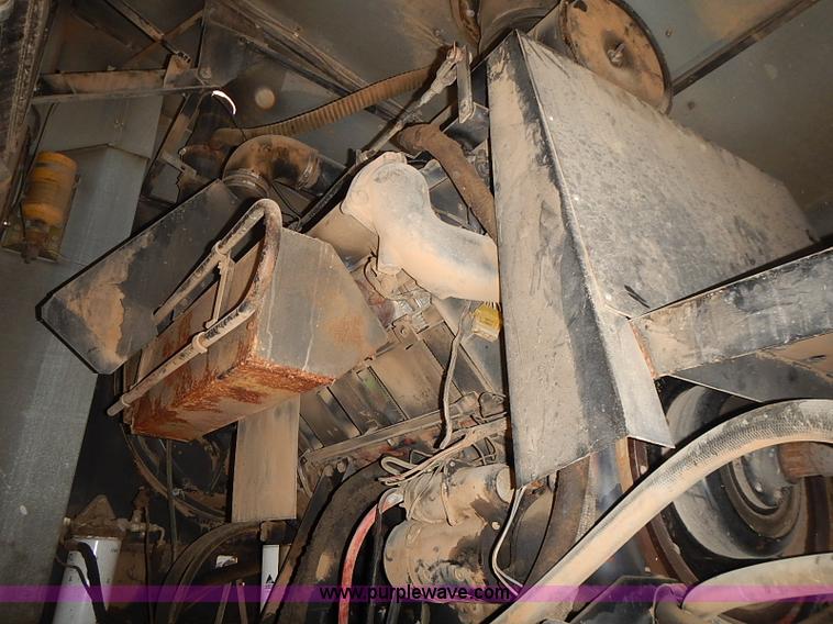 image for item J3249 1992 Gleaner R72 combine