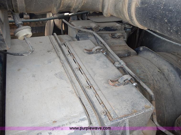 image for item J3249 1992 Gleaner R72 combine