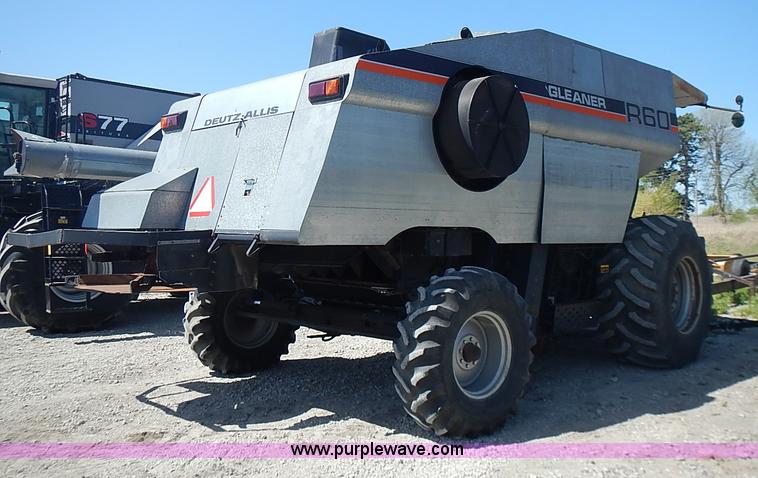 image for item J3250 1991 Gleaner R60 combine