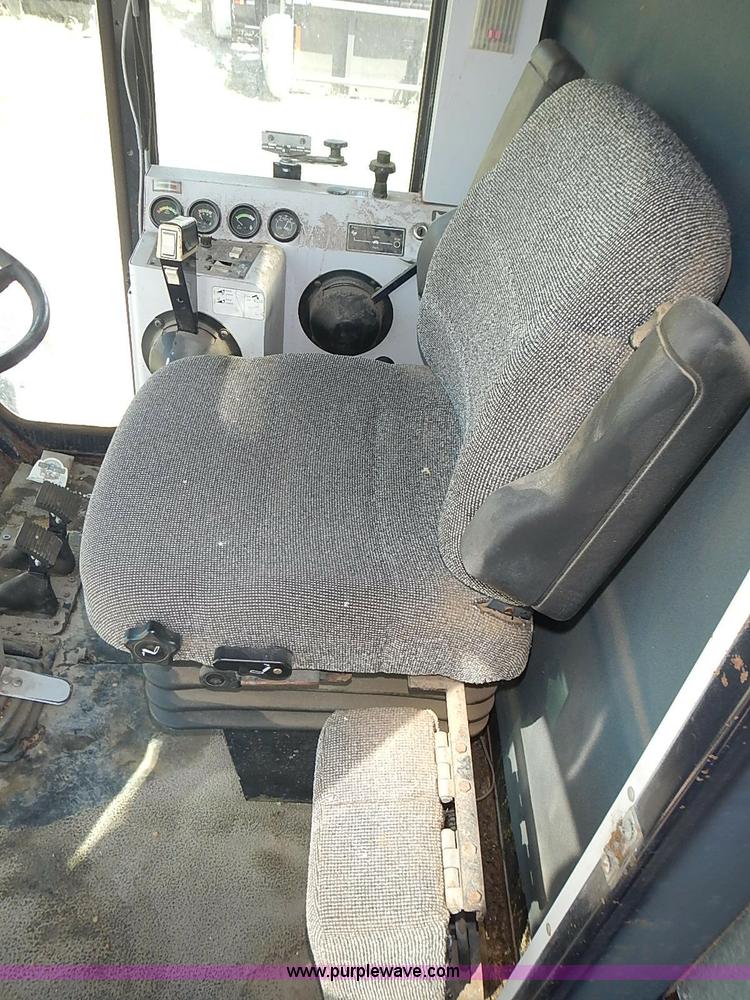 image for item J3250 1991 Gleaner R60 combine