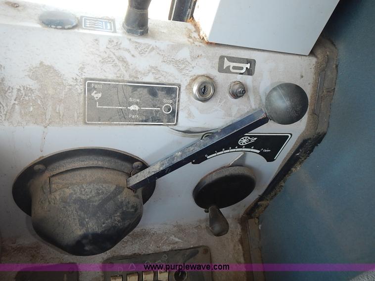 image for item J3250 1991 Gleaner R60 combine