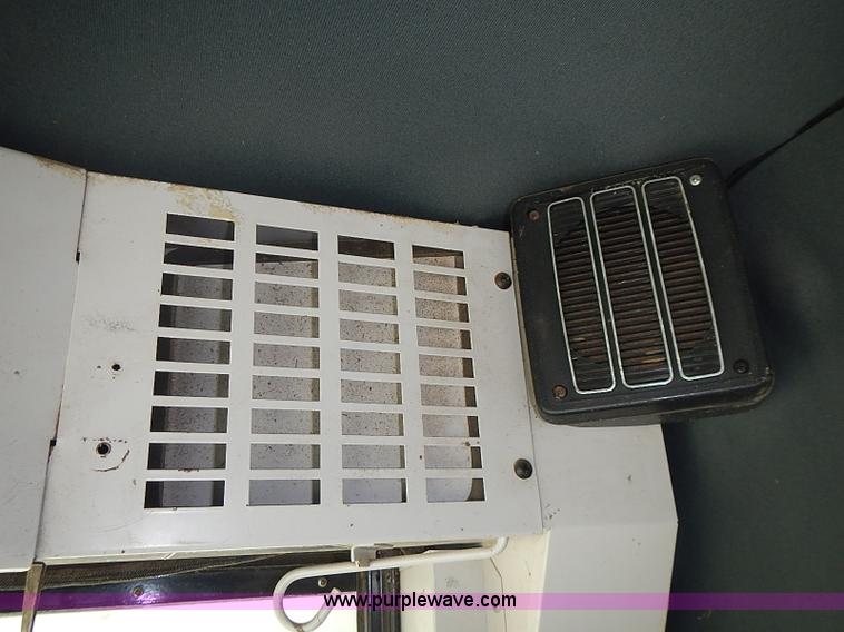 image for item J3250 1991 Gleaner R60 combine