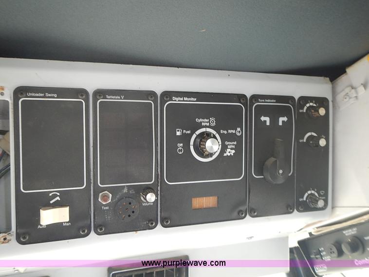 image for item J3250 1991 Gleaner R60 combine