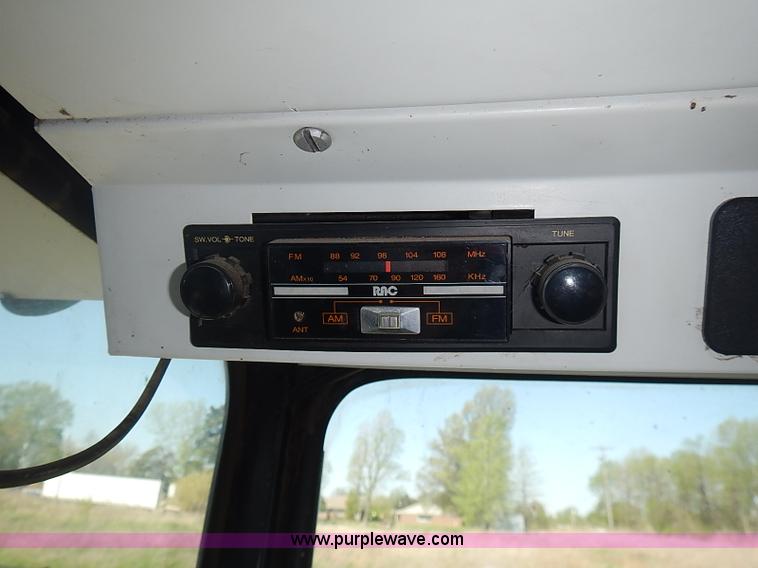 image for item J3250 1991 Gleaner R60 combine