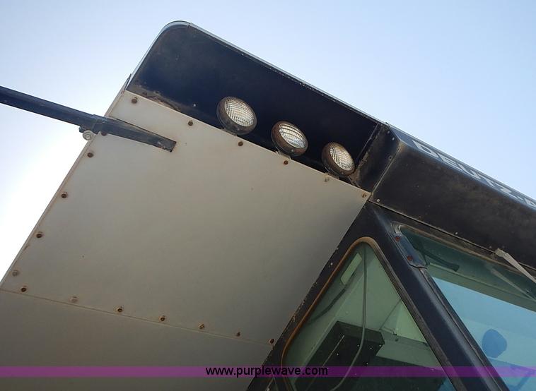 image for item J3250 1991 Gleaner R60 combine