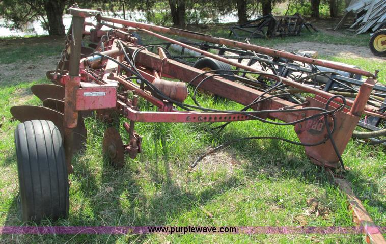 image for item AC9929 Massey-Ferguson 880 six bottom plow