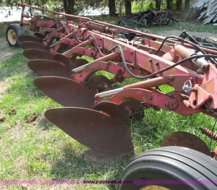 image for item AC9929 Massey-Ferguson 880 six bottom plow