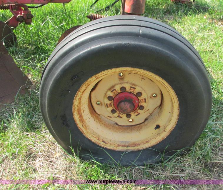 image for item AC9929 Massey-Ferguson 880 six bottom plow