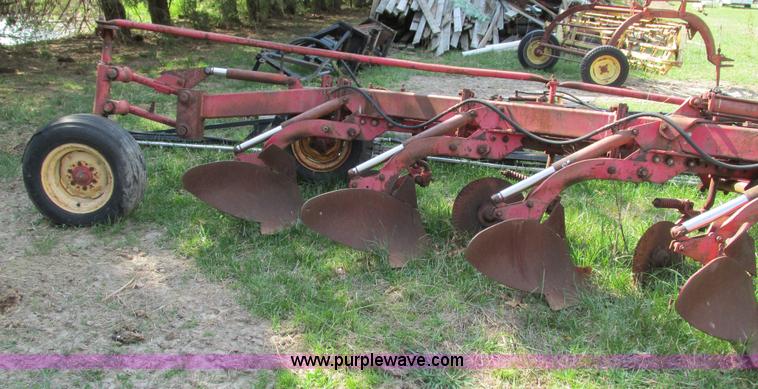 image for item AC9929 Massey-Ferguson 880 six bottom plow
