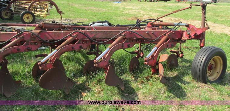 image for item AC9929 Massey-Ferguson 880 six bottom plow
