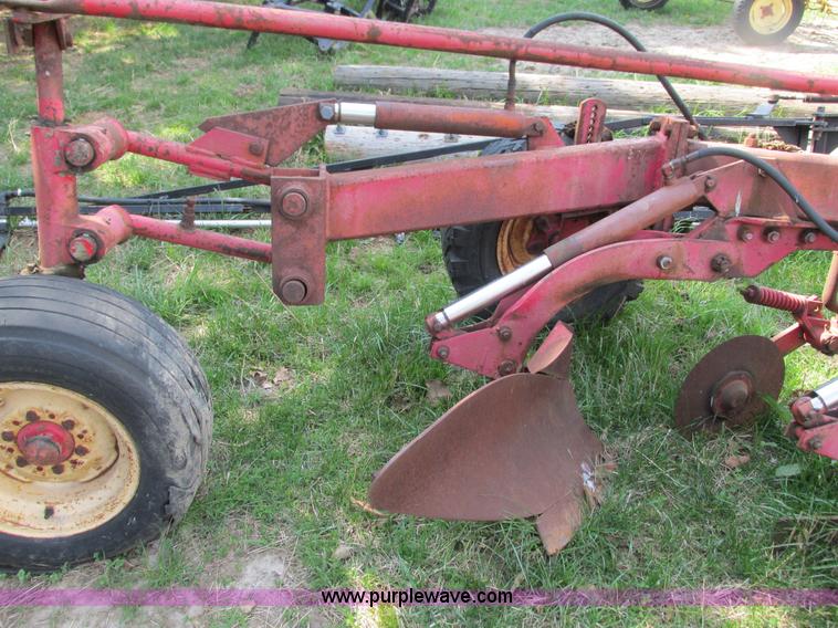 image for item AC9929 Massey-Ferguson 880 six bottom plow