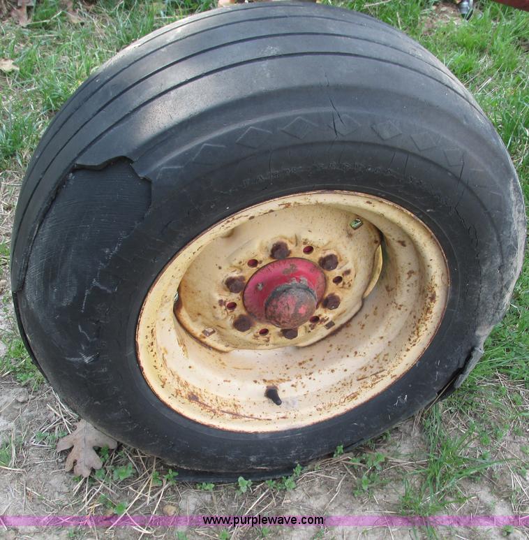 image for item AC9929 Massey-Ferguson 880 six bottom plow