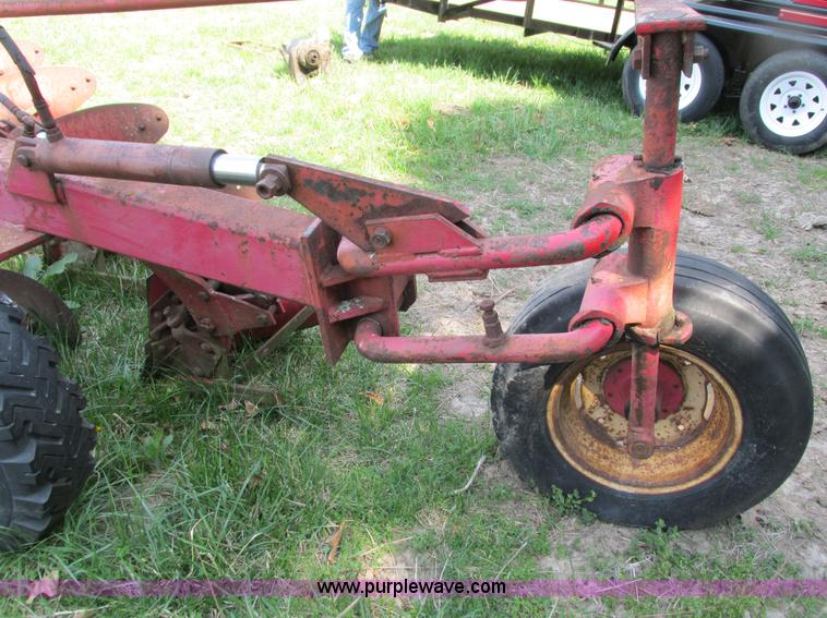 image for item AC9929 Massey-Ferguson 880 six bottom plow