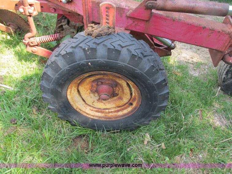 image for item AC9929 Massey-Ferguson 880 six bottom plow